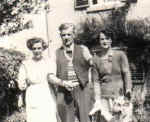 Eva, (bro) Eric, (sis) Hilda @ Wilsic Road.jpg (14874 bytes)