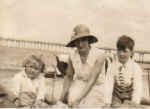 brian,mum,bob skegness.jpg (9057 bytes)